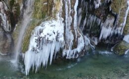 Giresun’da kar sonrası Mavigöl ve Kuzalan Şelalesi beyaz örtüyle büyüledi