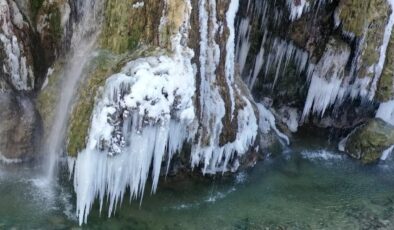 Giresun’da kar sonrası Mavigöl ve Kuzalan Şelalesi beyaz örtüyle büyüledi