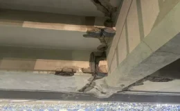 Chelsea taraftarından Napoli stadına tepki: Tribünlerdeki çatlaklar gündem oldu