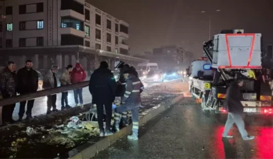 Nizip’te kontrolden çıkan otomobil elektrik direğine çarptı