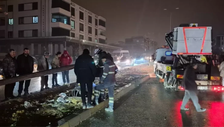 Nizip’te kontrolden çıkan otomobil elektrik direğine çarptı