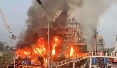 Pakistan’da AVM yangınında can pazarı: Alevlerden kaçanlar metrelerce yükseklikten düştü