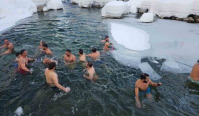 Rize’de buz tutan suda sıra dışı festival: Sporcular soğuğa meydan okudu