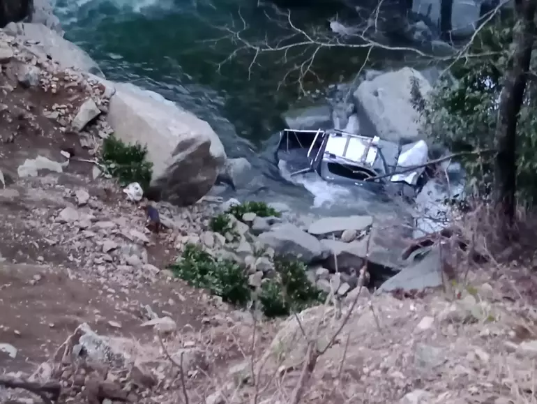 Rize dereye düşen kamyonet kazası
