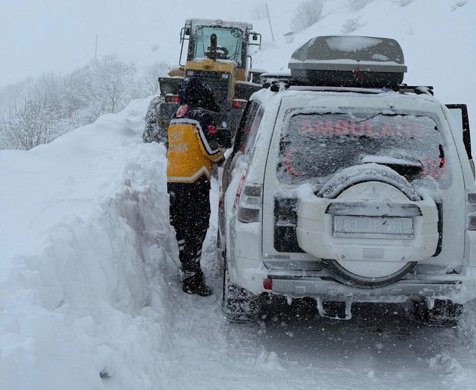 Rize’de yoğun kar yağışı 31 köy yolunu kapattı