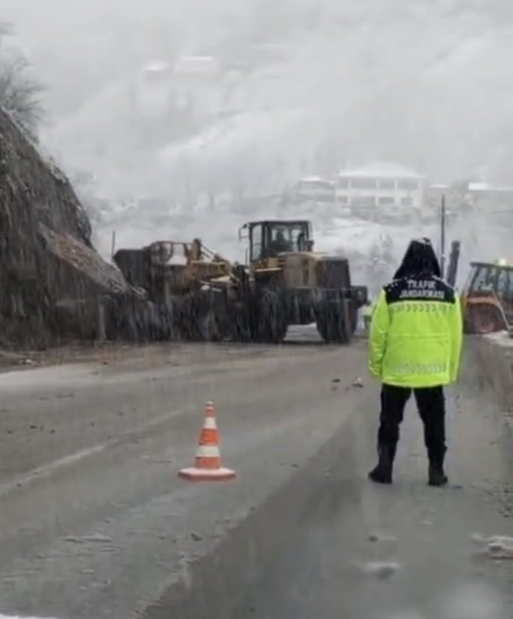Şalpazarı Beşikdüzü karayolu heyelan