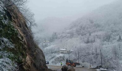 Şalpazarı–Beşikdüzü Yolunda Heyelan Ulaşımı Aksattı