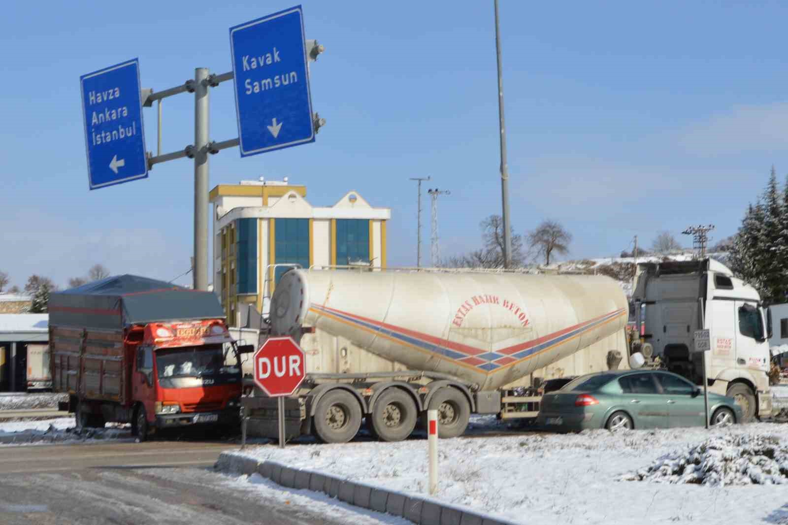 Samsun Havza’da tır ve kamyonet çarpıştı