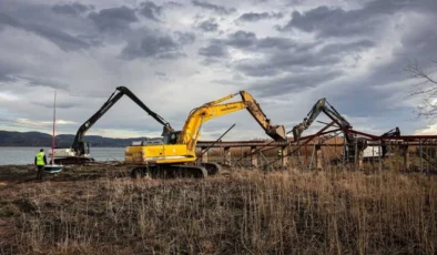 Sapanca Gölü Kıyısında Kaçak Yapılar Temizleniyor