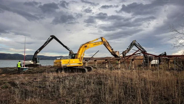 Sapanca Gölü Kıyısında Kaçak Yapılar Temizleniyor