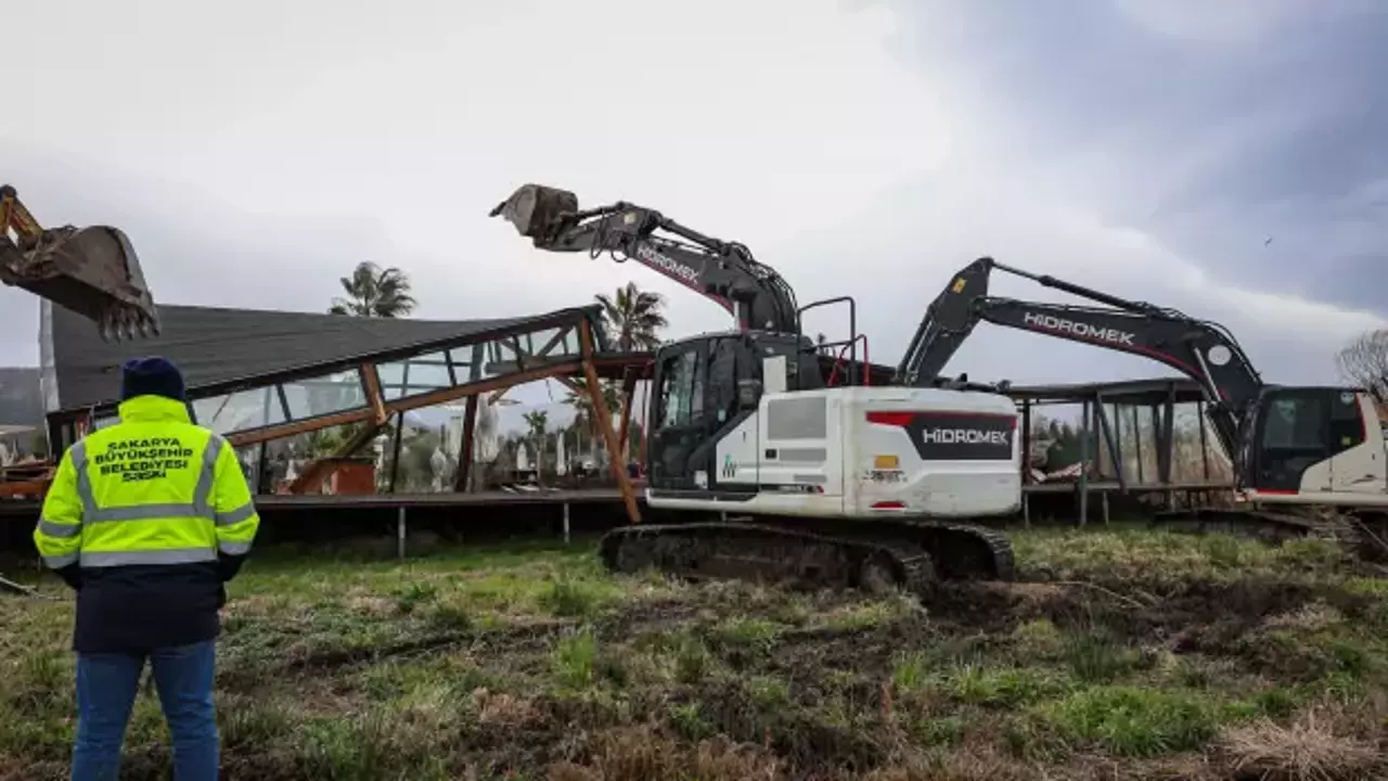 Sapanca Gölü kaçak yapı yıkımı
