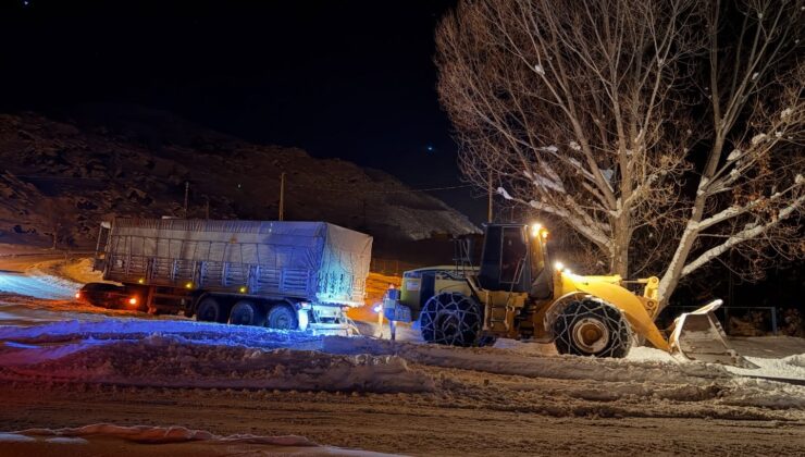 Şebinkarahisar–Alucra yolunda kaygan zemin alarmı: Tırlar rampada mahsur kaldı