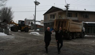 Şebinkarahisar’da Karla Mücadele Sürüyor: Başkan Şentürk Sahada İncelemelerde Bulundu