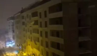 Şemdinli’de Çatıdan Kopan Dev Kar Kütlesi Elektrik Direklerini Yıktı