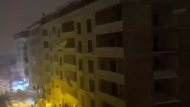 Şemdinli’de Çatıdan Kopan Dev Kar Kütlesi Elektrik Direklerini Yıktı