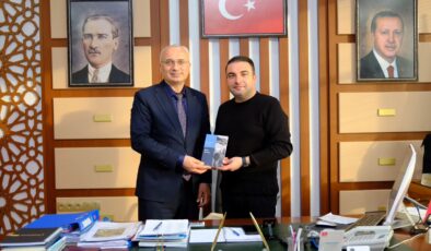 Sosyal Politikalar İl Müdürü Dr. Cengiz Maden’den Başkan Baki Kara’ya Kitap Hediyesi