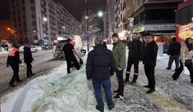 Sivas’ta Kar Mesaisi: Başkan Uzun Yolda Kalan Yolculara Destek Oldu