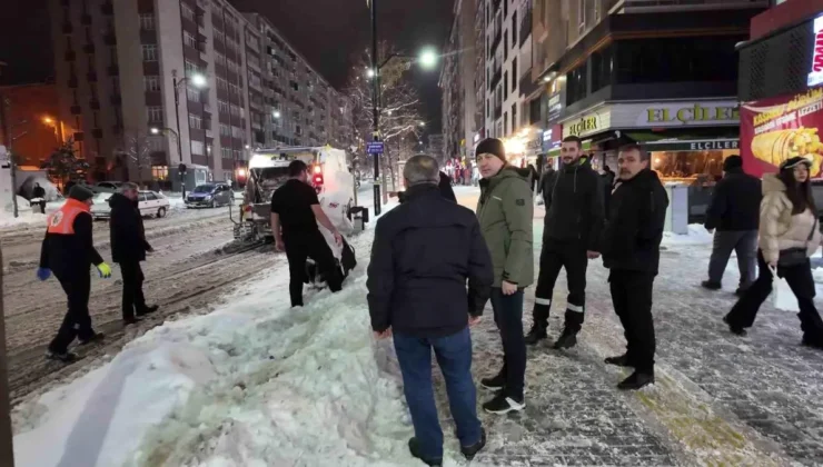 Sivas’ta Kar Mesaisi: Başkan Uzun Yolda Kalan Yolculara Destek Oldu