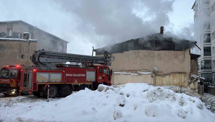 Sivas’ta çatı yangını paniğe yol açtı: Alevler büyümeden söndürüldü