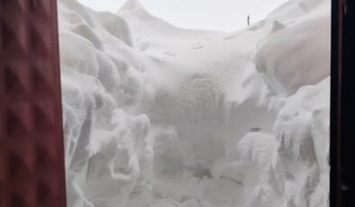 Sivas’ta Yoğun Kar Hayvancılığı Zorlaştırdı: Samanlık Çöktü