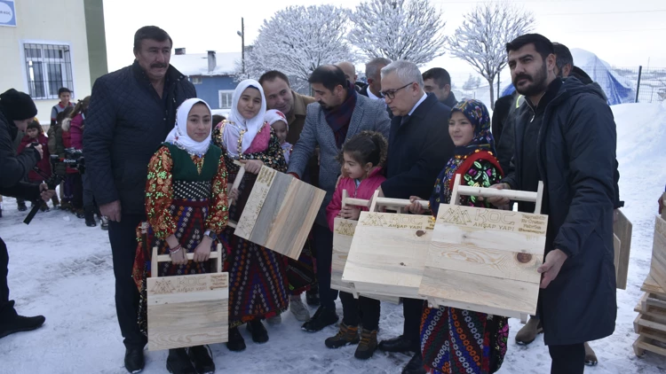 Sivas’ta öğrencilere kızak hediyesi