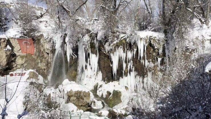 Sızır Şelalesi Dondurucu Soğukta Kartpostallık Görüntülere Büründü