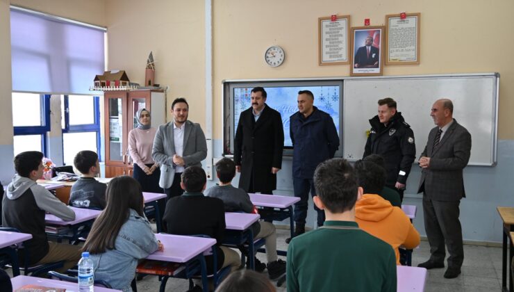 Ara Tatil Öncesi Anlamlı Ziyaret: Protokol Öğrencilerin Karne Sevincine Ortak Oldu