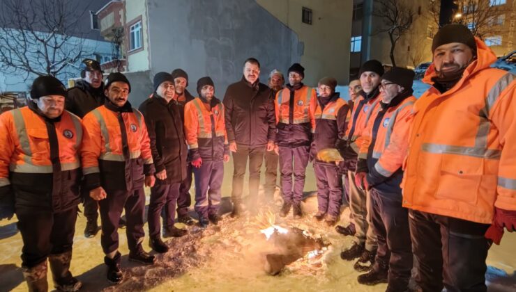 Suşehri’nde karla mücadele aralıksız sürüyor: Başkan Kayaoğlu sahada ekipleri ziyaret etti
