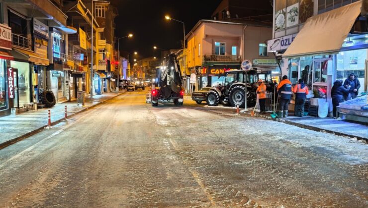 Suşehri Belediyesi’nden karla mücadelede kesintisiz çalışma