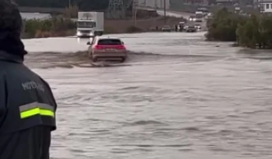 Adana’da sağanak sonrası ilginç görüntü: TOGG suyla dolu yolda ilerledi