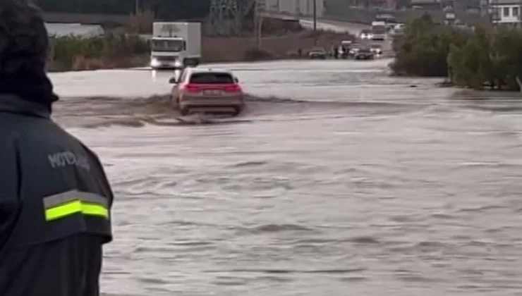 Adana’da sağanak sonrası ilginç görüntü: TOGG suyla dolu yolda ilerledi