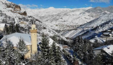 Gümüşhane’nin Tarihi Süleymaniye Mahallesi beyaza büründü