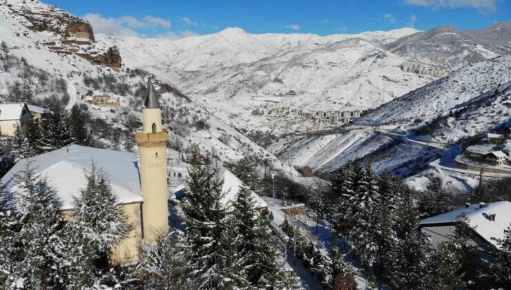 Gümüşhane’nin Tarihi Süleymaniye Mahallesi beyaza büründü