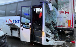 Tuzla’da servis kazası paniğe neden oldu: Çok sayıda yaralı var