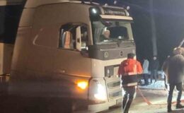 Karda Mahsur Kalan Tır Belediye Ekipleriyle Kurtarıldı