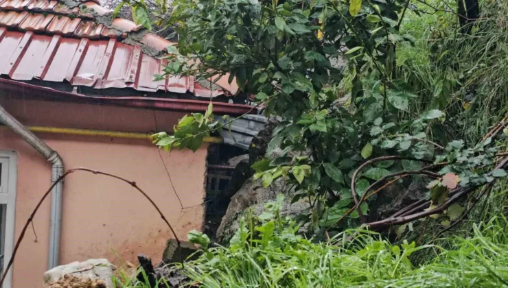 Zonguldak’ta heyelan paniği: Kopan kayalar iki evde hasara yol açtı