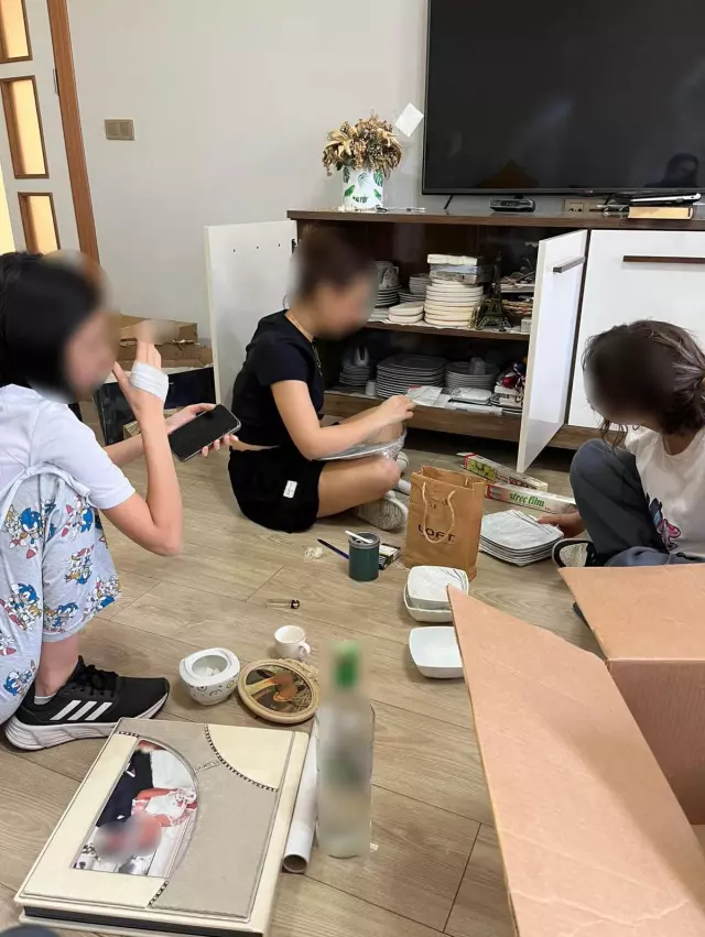 ders saatinde öğrencileri evine götüren öğretmen