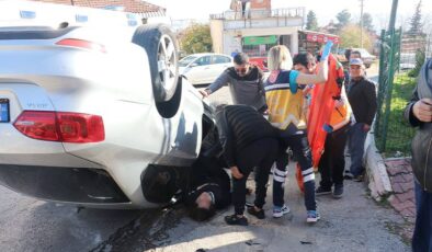 Direksiyon dersinde panik anları: Fren yerine gaza bastı, otomobil dükkân önüne savruldu