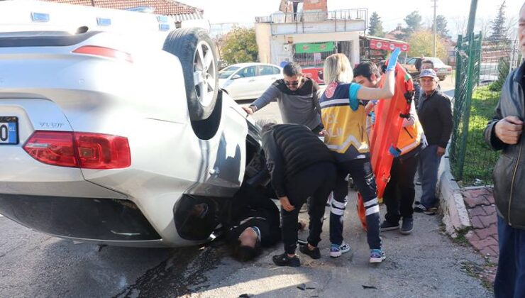 Direksiyon dersinde panik anları: Fren yerine gaza bastı, otomobil dükkân önüne savruldu