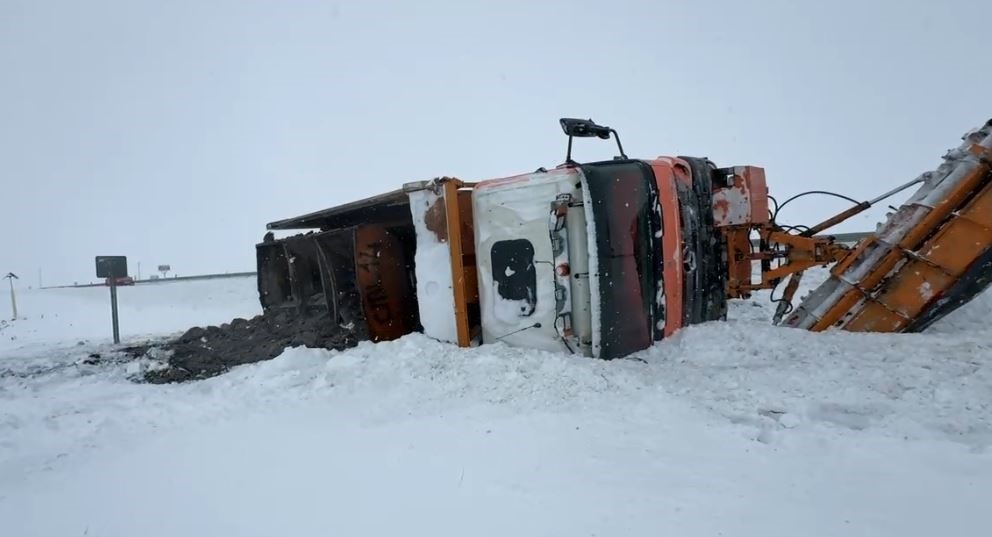 kar küreme aracı devrildi