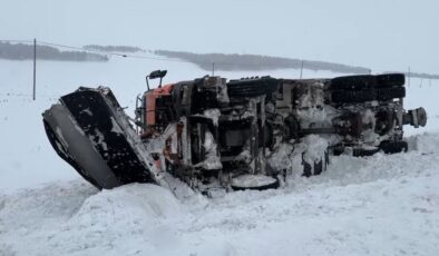 Ardahan-Kars yolunda kar küreme aracı devrildi