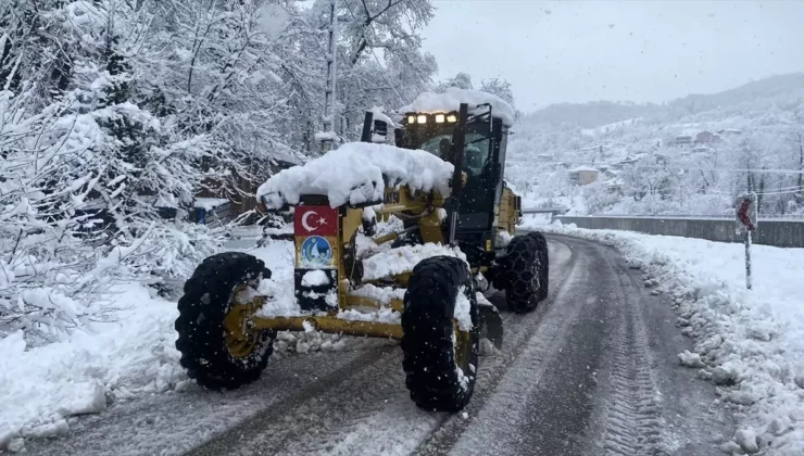 Kar yağışı ulaşımı olumsuz etkiledi: 4 ilde yüzlerce köy yolu kapandı