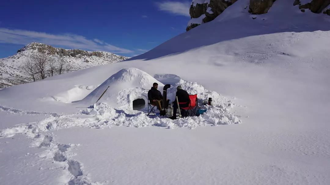 kardan barınak yapan adam