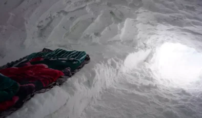 Şırnak’ta Doğayla İç İçe Bir Hayat: Kardan Barınak Yapıp Dağlarda Yaşıyor