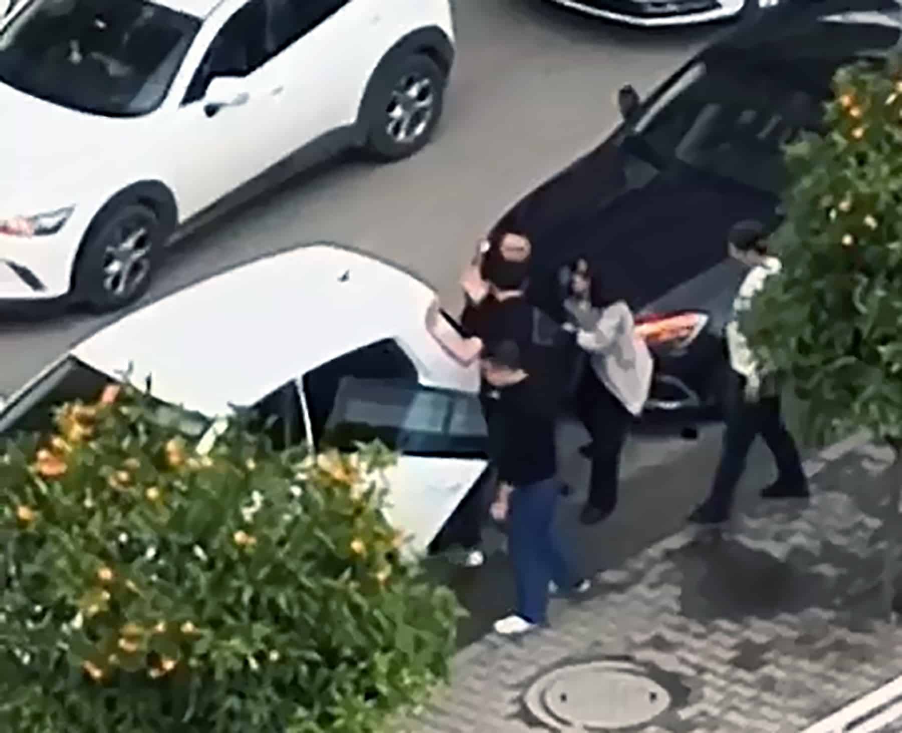 trafikte eşini darbetti