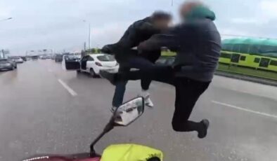 Trafikte tehlikeli anların faturası kesildi: Uçan tekmeler sonrası ehliyetlere el konuldu