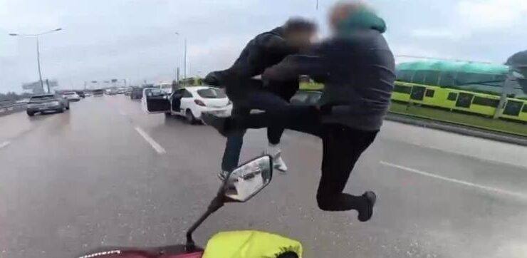 Trafikte tehlikeli anların faturası kesildi: Uçan tekmeler sonrası ehliyetlere el konuldu