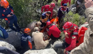 Kayalıklarda 24 Saat Mahsur Kalan 80 Yaşındaki Kadın Sağ Kurtarıldı