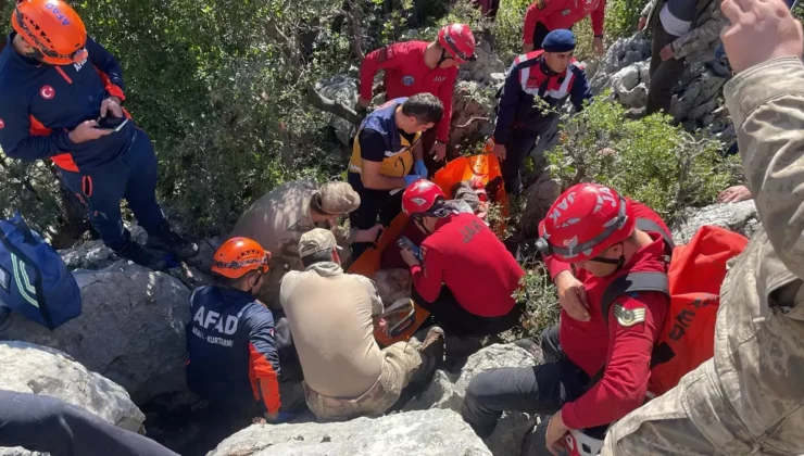 Kayalıklarda 24 Saat Mahsur Kalan 80 Yaşındaki Kadın Sağ Kurtarıldı