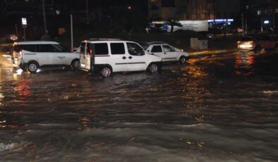 Gece Bastıran Sağanak Adana’yı Felç Etti